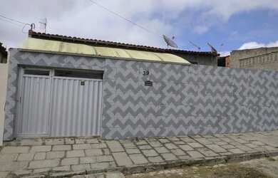 Imagem: A casa possui 3 Dormitórios, 2 Banheiros, 2 Vagas na garagem