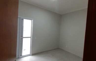 Imagem: A casa possui 2 Dormitórios, 2 Banheiros, 2 Vagas na garagem