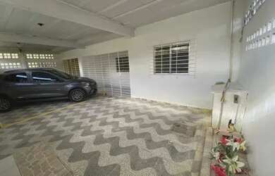 Imagem: A casa possui 3 Dormitórios, 1 Banheiro, 2 Vagas na garagem