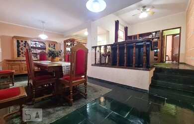 Imagem: A casa possui 4 Dormitórios, 5 Banheiros, 5 Vagas na garagem