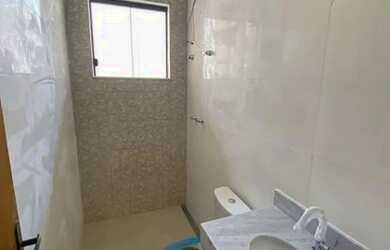 Imagem: A casa possui 3 Dormitórios, 2 Banheiros, 1 Vaga na garagem