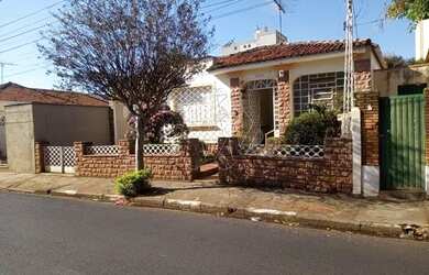 Imagem: A casa possui 3 Dormitórios, 2 Banheiros, 1 Vaga na garagem