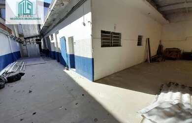 Imagem: O depósito possui 4 Vagas na garagem, 493m² de Área e está