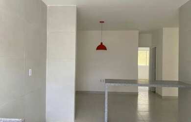 Imagem: A casa possui 3 Dormitórios, 2 Banheiros, 1 Vaga na garagem