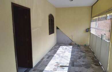 Imagem: A casa possui 3 Dormitórios, 2 Banheiros, 2 Vagas na garagem