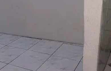 Imagem: A casa possui 1 Dormitório, 1 Banheiro, 1 Vaga na garagem e