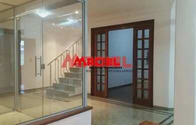 Imagem: A casa possui 4 Dormitórios, 5 Banheiros, 4 Vagas na garagem