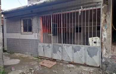 Imagem: A casa possui 4 Dormitórios, 3 Banheiros, 1 Vaga na garagem