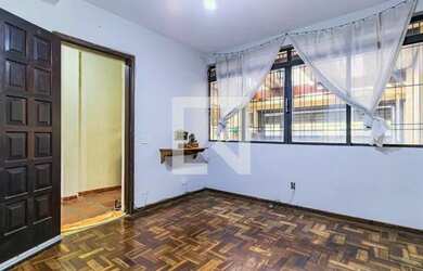 Imagem: A casa possui 3 Dormitórios, 1 Banheiro, 2 Vagas na garagem