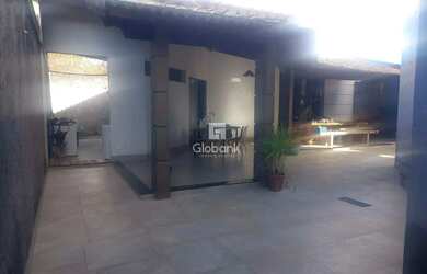 Imagem: A casa possui 3 Dormitórios, 4 Banheiros, 3 Vagas na garagem