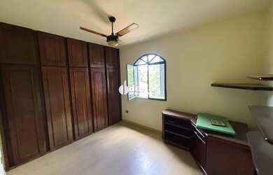 Imagem 9: Casa estilo sobrado com 5 quartos sendo 1 suíte disponível para locação...