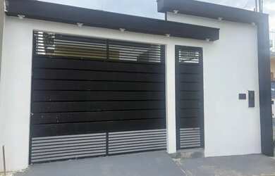 Imagem: A casa possui 3 Dormitórios, 2 Banheiros, 2 Vagas na garagem