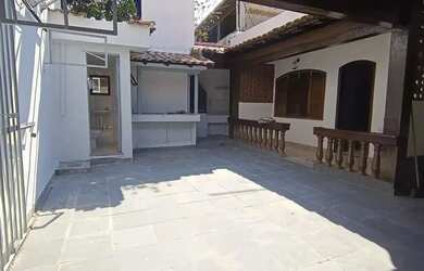 Imagem: A casa possui 3 Dormitórios, 2 Banheiros, 2 Vagas na garagem