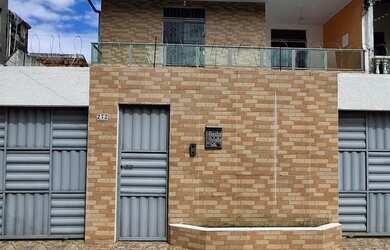 Imagem: A casa possui 4 Dormitórios, 3 Banheiros, 2 Vagas na garagem