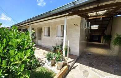 Imagem: A casa possui 2 Dormitórios, 2 Banheiros, 3 Vagas na garagem