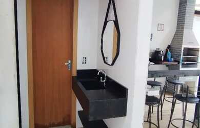 Imagem: A casa possui 3 Dormitórios, 2 Banheiros, 2 Vagas na garagem