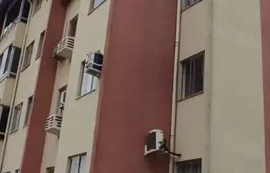 Imagem: O apartamento possui 3 Dormitórios, 1 Banheiro, 1 Vaga na garagem