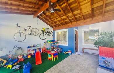 Imagem: A casa possui 2 Dormitórios, 2 Banheiros, 2 Vagas na garagem