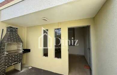 Imagem: A casa possui 3 Dormitórios, 2 Banheiros, 2 Vagas na garagem