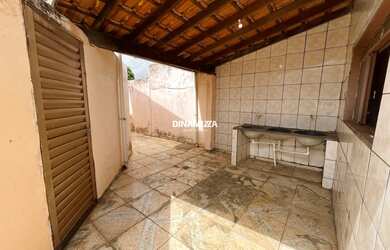 Imagem 14: Casa com garagem coberta e cozinha ampla, recém-reformada