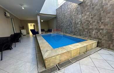 Imagem: A casa possui 5 Dormitórios, 5 Banheiros, 3 Vagas na garagem