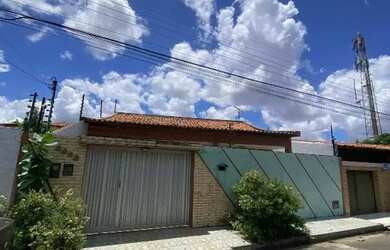 Imagem: A casa possui 3 Dormitórios, 1 Banheiro, 2 Vagas na garagem