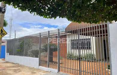 Imagem: A casa possui 5 Dormitórios, 3 Banheiros, 2 Vagas na garagem