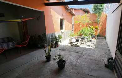 Imagem: A casa possui 2 Dormitórios, 2 Banheiros, 2 Vagas na garagem