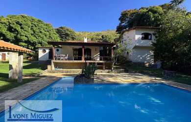 Imagem: A casa possui 5 Dormitórios, 4 Banheiros e 158m² de Área