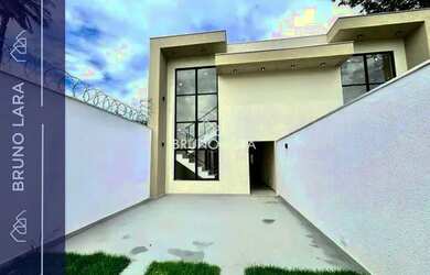 Imagem: A casa possui 3 Dormitórios, 1 Banheiro, 2 Vagas na garagem