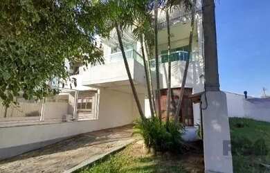 Imagem: A casa possui 3 Dormitórios, 3 Banheiros, 2 Vagas na garagem