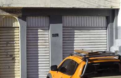 Imagem: A casa possui 3 Dormitórios, 1 Banheiro, 2 Vagas na garagem