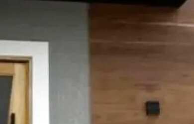 Imagem: A casa possui 3 Dormitórios, 3 Banheiros, 2 Vagas na garagem