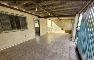 Imagem: A casa possui 3 Dormitórios, 2 Banheiros, 3 Vagas na garagem