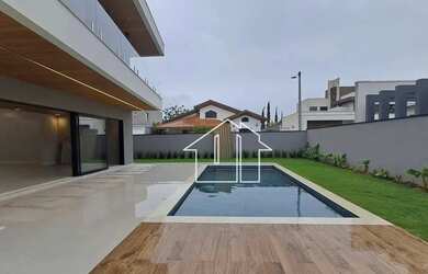 Imagem: A casa em condomínio possui 5 Dormitórios, 5 Banheiros, 5