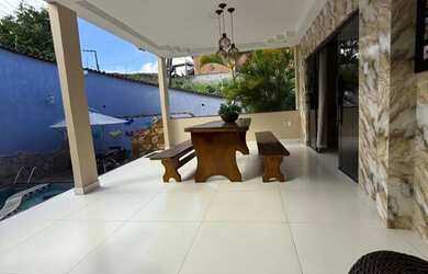 Imagem: A casa possui 2 Dormitórios, 3 Banheiros, 1 Vaga na garagem