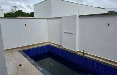 Imagem: A casa em condomínio possui 4 Dormitórios, 5 Banheiros, 2