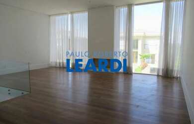 Imagem: A casa em condomínio à venda possui 4 Dormitórios, 5 Banheiros