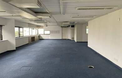 Imagem: O depósito possui 5 Vagas na garagem, 208-0m² de Área e está