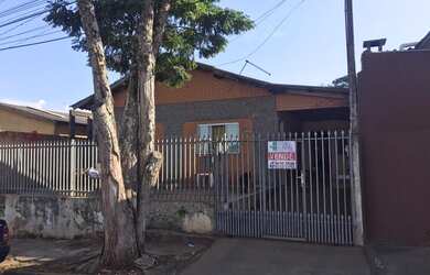 Imagem: A casa possui 3 Dormitórios, 1 Banheiro, 1 Vaga na garagem