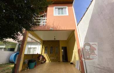 Imagem: A casa possui 3 Dormitórios, 2 Banheiros, 2 Vagas na garagem