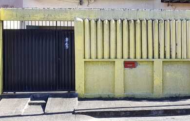 Imagem: A casa possui 2 Dormitórios, 1 Banheiro, 2 Vagas na garagem