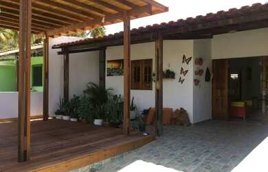 Imagem: A casa possui 3 Dormitórios, 2 Banheiros, 1 Vaga na garagem