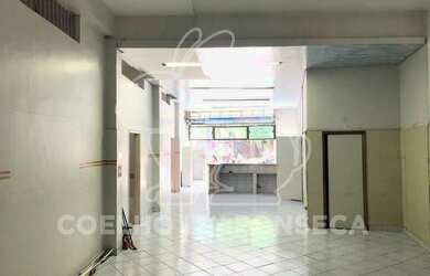 Imagem: O depósito possui 300m² de Área e está localizado em Água