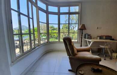 Imagem 2: Em frente ao Clube Piraquê. Vista Lagoa. 1 apartamento por andar. Elevador...