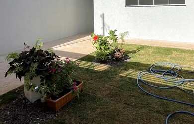 Imagem: A casa possui 3 Dormitórios, 2 Banheiros, 2 Vagas na garagem