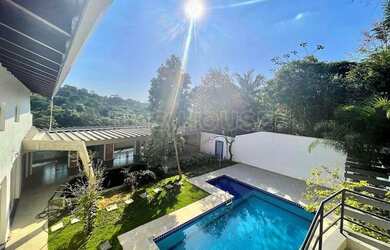 Imagem: A casa possui 3 Dormitórios, 5 Banheiros, 5 Vagas na garagem