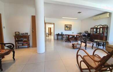 Imagem 5: Em frente ao Clube Piraquê. Vista Lagoa. 1 apartamento por andar. Elevador...