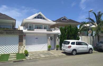 Imagem: A casa em condomínio possui 4 Dormitórios, 5 Banheiros, 2