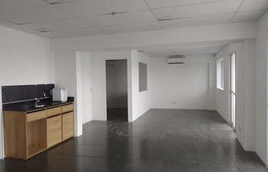 Imagem: O depósito possui 2 Vagas na garagem e 77m² de Área e está